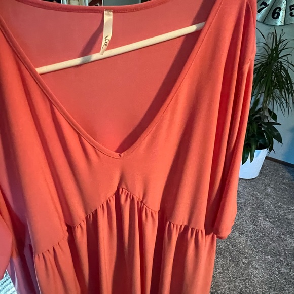 Cute summer top in a coral color. - Picture 2 of 3